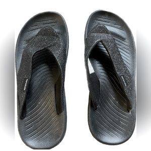 HEY DUDE Women’s Meg Black Glitter Thong Sandal.